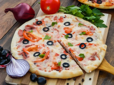 Klasyczna domowa pizza z kiełbasą w piekarniku przepis ze zdjęciami krok po kroku i wideo