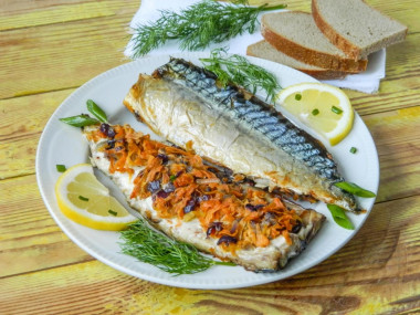 Makrela z cebulą i marchewką pieczona w piekarniku przepis ze zdjęciami krok po kroku i wideo