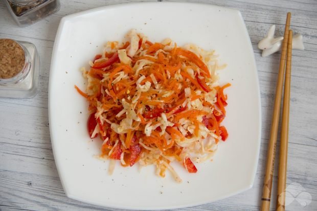 Sałatka z kapusty, papryki i koreańskiej marchewki – prosty i pyszny przepis ze zdjęciem (krok po kroku)