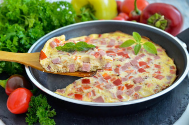 Puszysty omlet z mlekiem i kiełbasą na patelni przepis ze zdjęciami krok po kroku i wideo