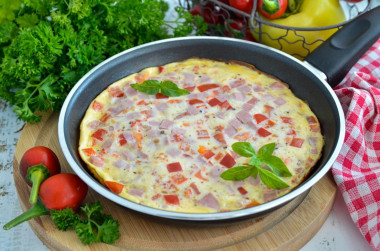 Puszysty omlet z mlekiem i kiełbasą na patelni przepis ze zdjęciami krok po kroku i wideo