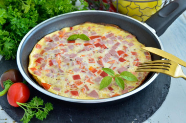 Puszysty omlet z mlekiem i kiełbasą na patelni przepis ze zdjęciami krok po kroku i wideo