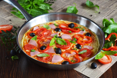 Pizza na patelni w 10 minut na śmietanie i majonezie przepis ze zdjęciami krok po kroku i wideo