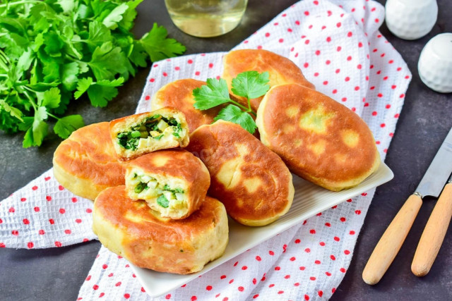 Pierożki z cebulą i jajkiem na kefirze przepis ze zdjęciami krok po kroku