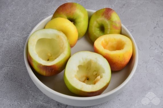 Jabłka pieczone z jagodami i miodem: zdjęcie przygotowania przepisu, krok 2